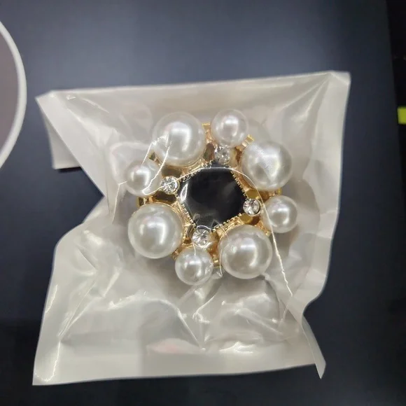 Gold 'N Pearl Bling Phone Accessory - Picture 2 of 3